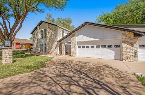 Horseshoe Bay House | Spacious & Elegant Haven with Huge Yard, Updated Interior, AC, & Fast WiFi
