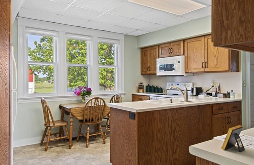 Cornland Other | Spacious farmhouse located 9 miles from Taylorville, 15 miles from Springfield.