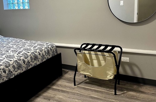East Albany Park Apartment | Spacious Garden Level Apartment Irving Park - Convenient, Quiet, and Cozy