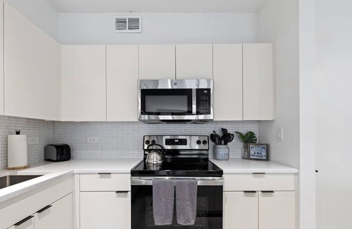 Rush and Division Apartment | ‼️🔆Spacious Gold Coast Apartment | Rooftop Pool🔆‼️