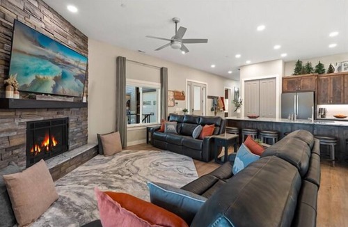 West Yellowstone House | Spacious Group Getaway * Make Memories 1 mile from Yellowstone!