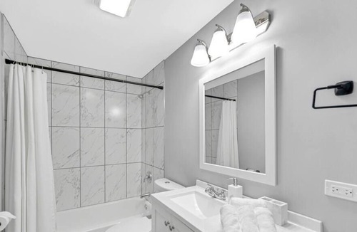 Forest Park Condo | Spacious Haven | 8-Min to Chicago | Sleeps 10