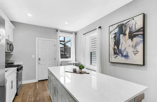 Forest Park Condo | Spacious Haven | 8-Min to Chicago | Sleeps 10
