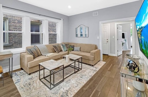 Forest Park Condo | Spacious Haven | 8-Min to Chicago | Sleeps 10