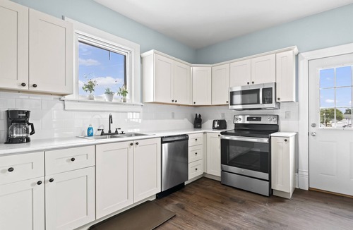 Springfield Apartment | Spacious Historic Escape | 4BR Luxury | Walk to Downtown & Landmarks