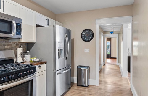 Springfield House | Spacious Home 6 Bedroom with AC and WiFi in enchanting Springfield, Illinois