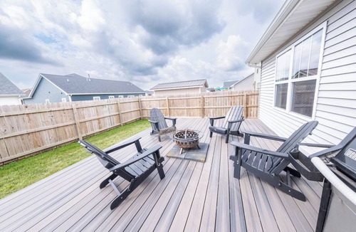 Urbana House | Spacious Home, Sauna, Fire Pit, King Bed, UIUC