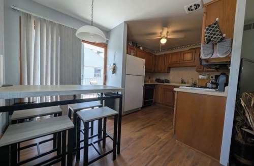 Milan House | Spacious house in Quads-Cities with 2 Living Areas Ideal for Mid-Term Stays