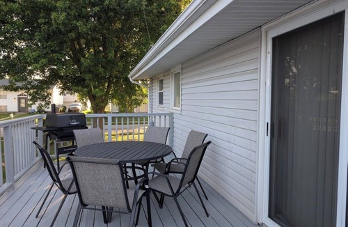 Milan House | Spacious house in Quads-Cities with 2 Living Areas Ideal for Mid-Term Stays