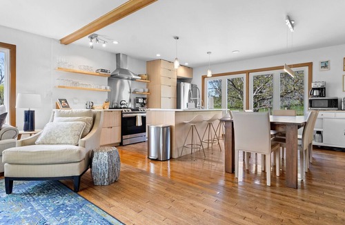 Cushing House | Spacious House with Modern Comforts and Nature