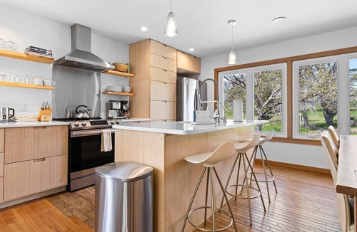Cushing House | Spacious House with Modern Comforts and Nature