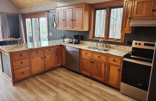 Outing Cabin | Spacious Lake Roosevelt Cabin- Hooked on Roosevelt - Pontoon Rental