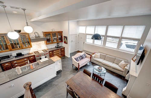 Old Town Triangle House | Spacious Luxury Townhouse - Old Town by AllSet Turnover