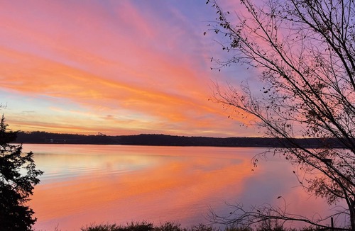 Nauvoo House | Spacious Midcentury Home right on the Mississippi River!