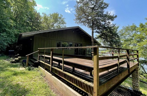 Nauvoo House | Spacious Midcentury Home right on the Mississippi River!