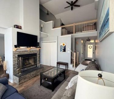 Lake Harmony House | Spacious Modern Gem - Walk to Lake, Minutes to Ski