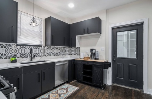 Chicago House | Spacious/New Home - 8BD/4BTH - Sleeps 16 + Garage!