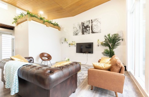 Thornhill House | Spacious Open Concept Home [5 Bdrm/4 bath]