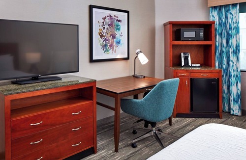 Valencia Hotel | Spacious Open-Plan King Premier | Poolside Access | 0.1 Mi to Magic Mountain