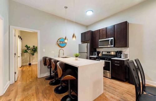 Heart of Chicago Apartment | Spacious Pilsen 4 Bed 4 Bath Family Retreat