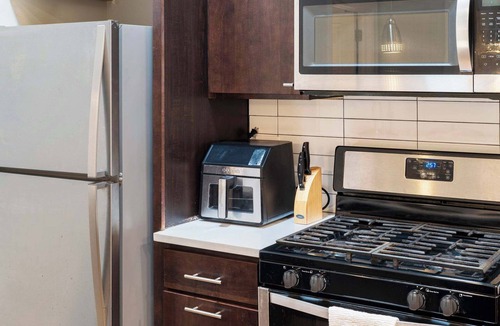 Heart of Chicago Apartment | Spacious Pilsen 4 Bed 4 Bath Family Retreat