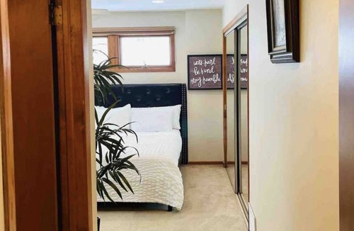Buffalo Grove House | Spacious Private Room