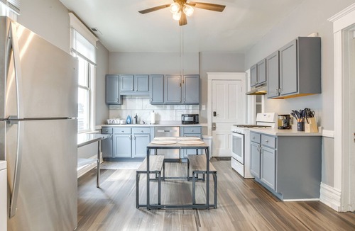West Lakeview Apartment | Spacious Roscoe Village Apt w/Home Office!