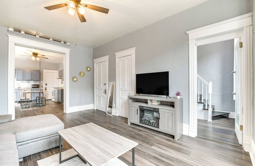 West Lakeview Apartment | Spacious Roscoe Village Apt w/Home Office!
