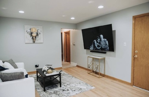 O'Hare Apartment | Spacious space 5 min from airport, outlet mall & restaurants .