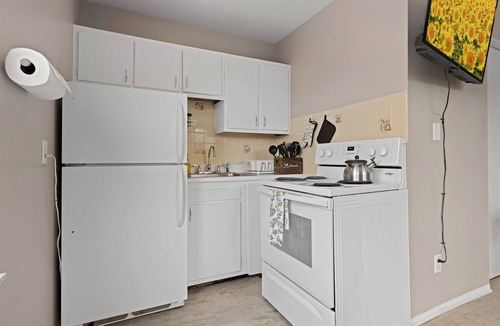 Aurora Apartment | Spacious Studio Apt/Sleeps 2/Extendedstays/Work or Vacation/FREE Wifi & Parking