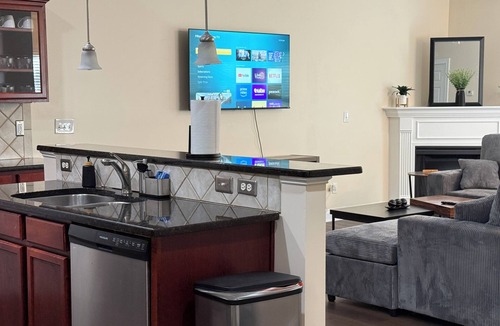 Snellville House | Spacious townhome ideally located in Grayson with private backyard. Sleeps 8