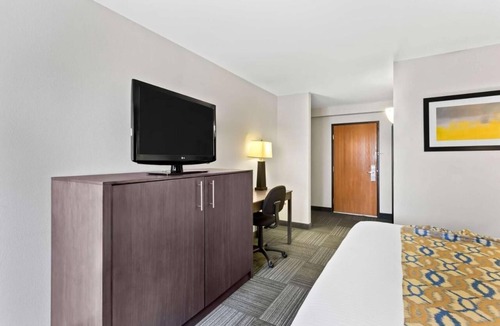 Naperville Hotel | Spacious Unit w/Free Parking and Breakfast Near I-88 Corridor - Pets Allowed