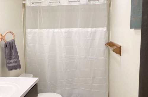 Normal Apartment | Spacious Updated 1 Bedroom Apartment