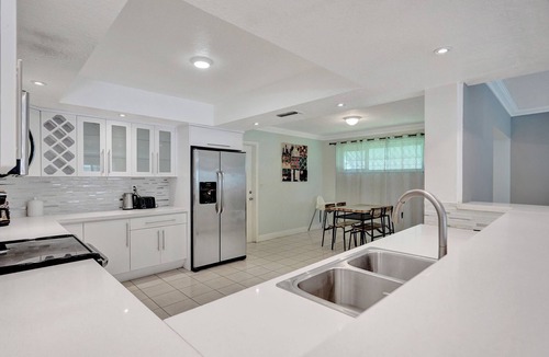 Hollywood Hills Villa | Spacious Villa with Heated Pool, Trampoline, BBQ, Air Hockey