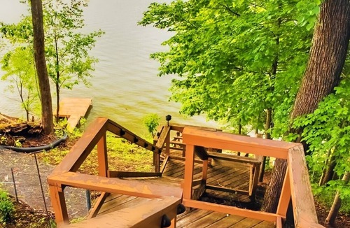 Armstrong House | Spacious Waterfront Lake House. Sleeps 8! 4 BDR/4.5 BTH. Private Dock & Canoes.