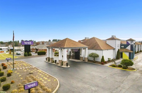 Abingdon Hotel | Spark by Hilton Abingdon I-81 near Fairgrounds