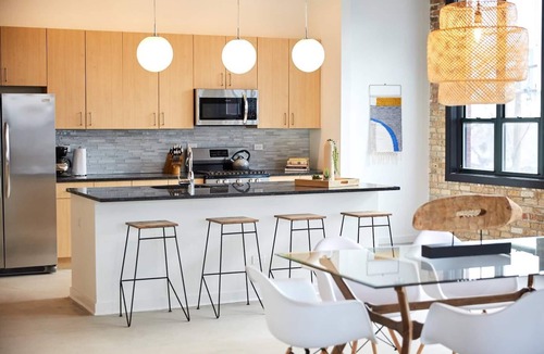 West Loop Apartment | Spectacular Fulton Market Penthouse, Sleeps 24 in Style | Featured In Architectu