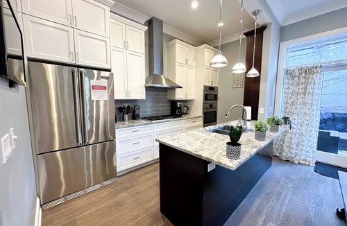Near North Side House | Spectacular Gold Coast Villa Near Beach w/Parking