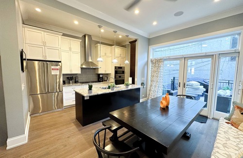 Near North Side House | Spectacular Gold Coast Villa Near Beach w/Parking
