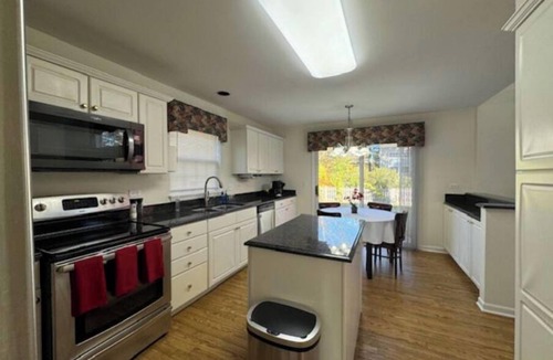 Crystal Lake House | Spectacular Home, pool table,6 TVs,King/Queen beds