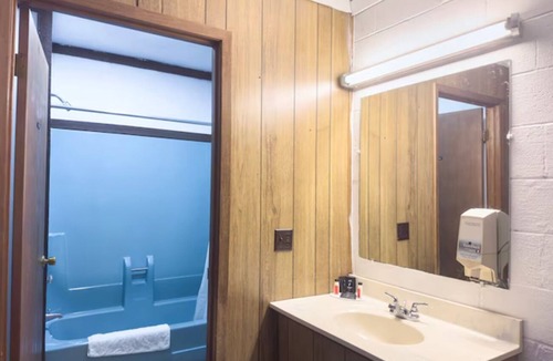 Spencer Hotel | Spencer Explorer | Modern Haven | Explore Fall Creek & Hike Buck Knob Peak