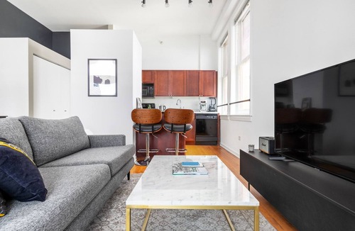 The Loop Apartment | Splendid Loop Studio w/Gym, Doorman, walk to L & Parks, by Blueground