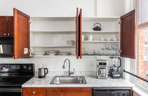 The Loop Apartment | Splendid Loop Studio w/Gym, Doorman, walk to L & Parks, by Blueground