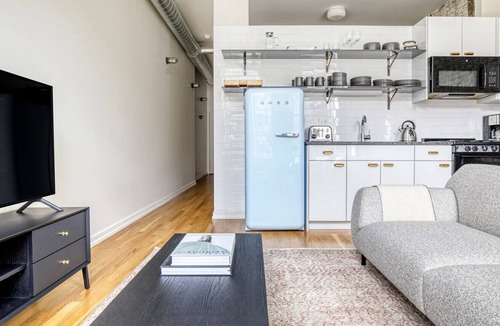Wicker Park Apartment | Splendid Wicker Park 1BR w/ W/D, 1 block to L, Six Corners, by Blueground