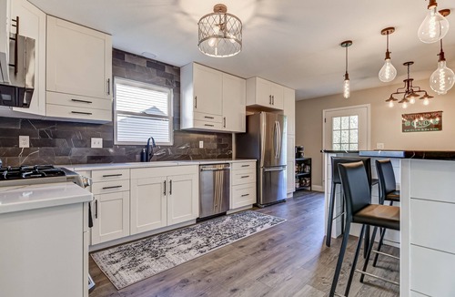 Chatham House | Spotless and Simple Trendy Condo Chatham/Springfield