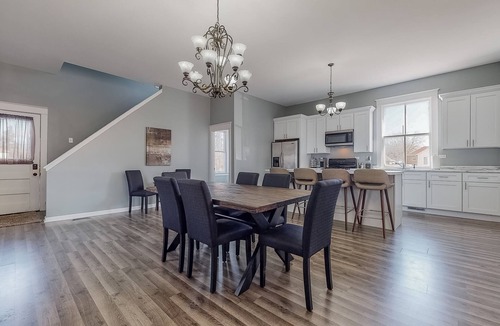 Aurora House | Spread out - Renovated 5BR+Loft, Sleeps 12+