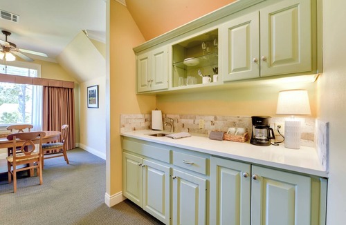 Springfield Apartment | Springfield Studio Rental w/Golf Course View!