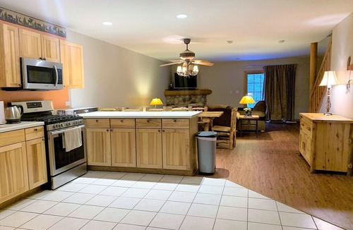 Oglesby House | Starved Rock Cabin sleeps 9
