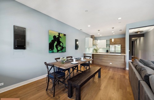 Lakeview Condo | Stay in the heart of East Lakeview on Halsted!