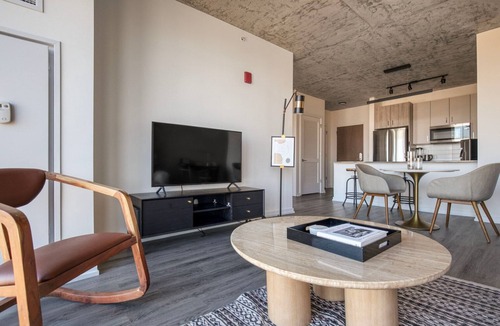 West Town Apartment | Stellar River North 1BR w/ Gym & Pool, close to Riverwalk, by Blueground